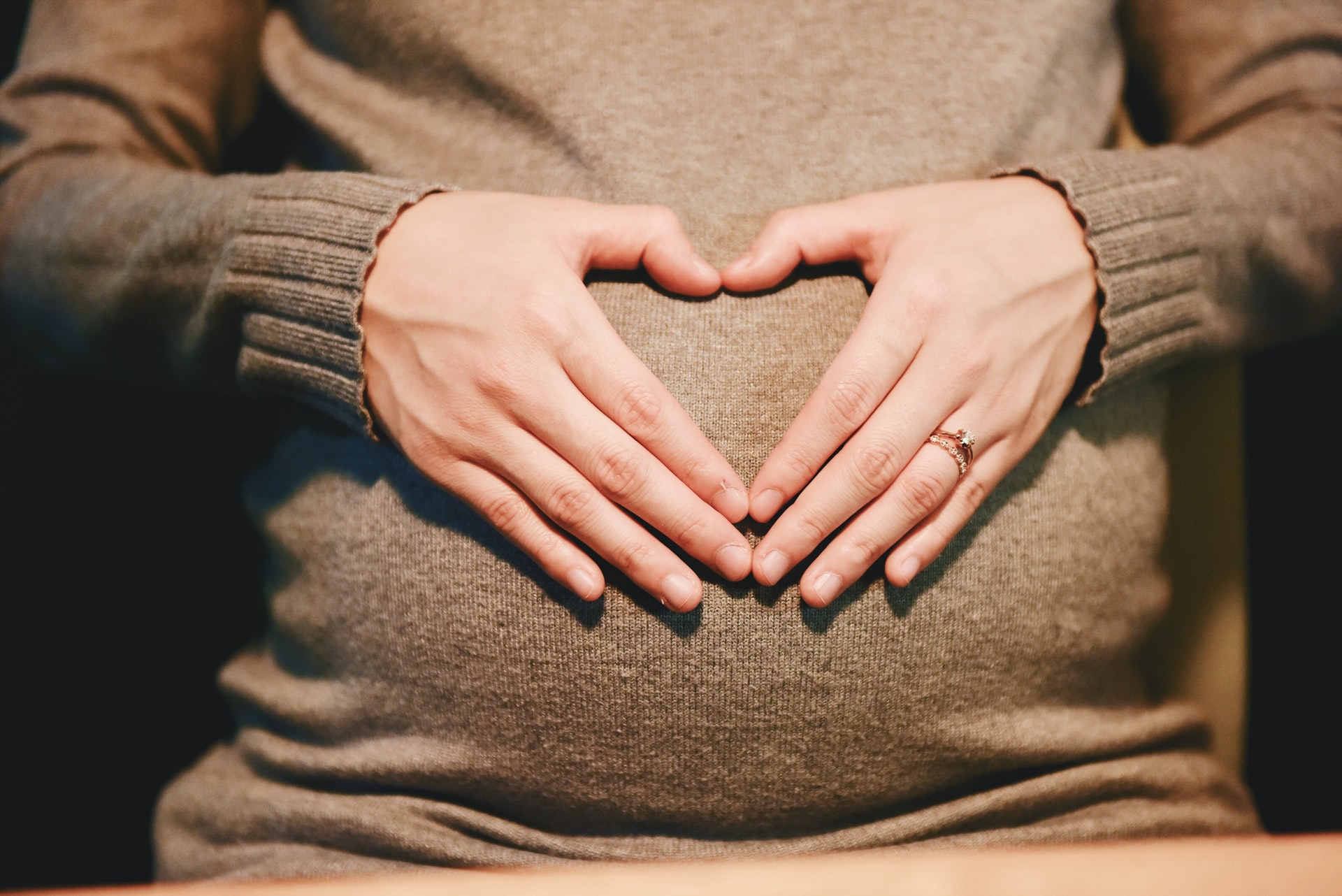 Zęby a ciąża — co musi wiedzieć przyszła mama?