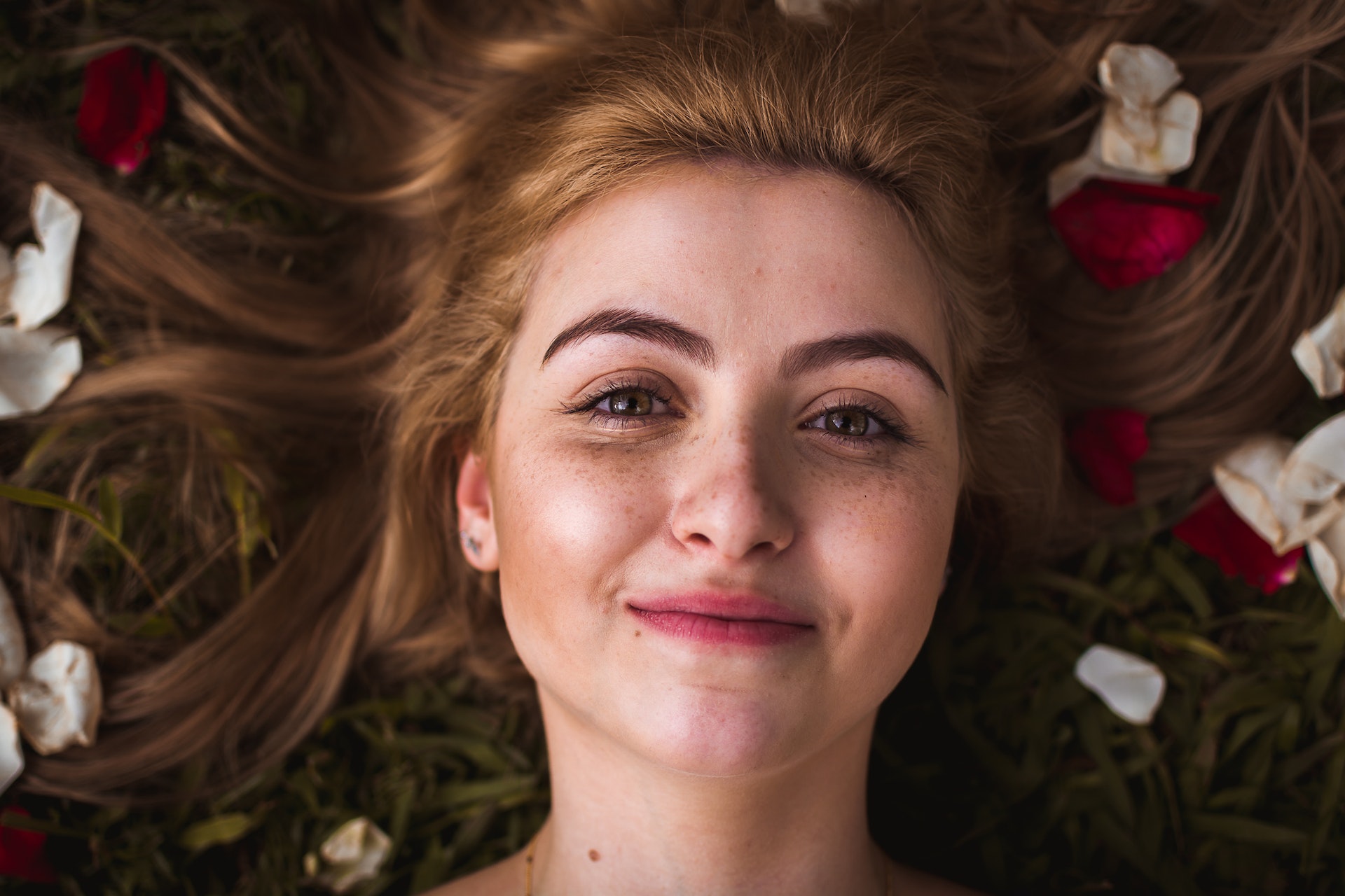 Urządzenia do zabiegów na twarz – poznaj technologię w branży beauty