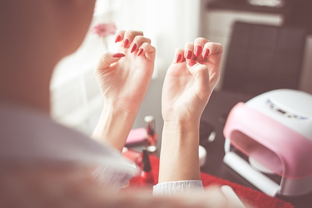 Jak samodzielnie przedłużyć paznokcie w domu?